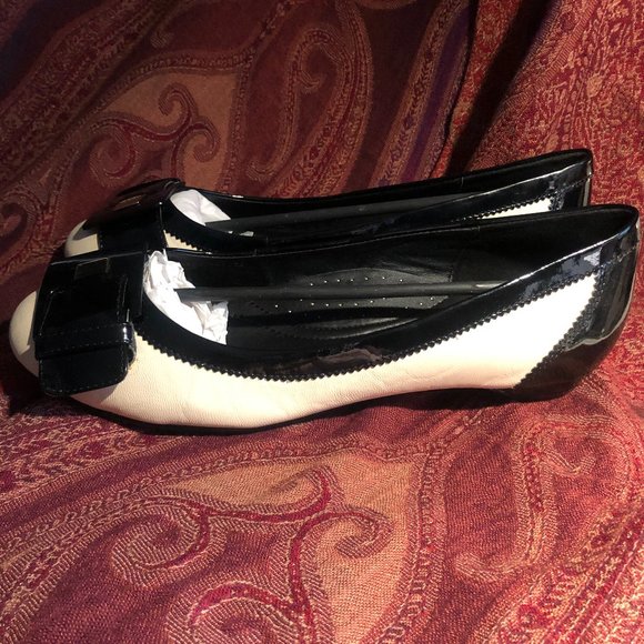 NEW IN BOX: SHOEBOX NEW YORK FLATS - Picture 3 of 10